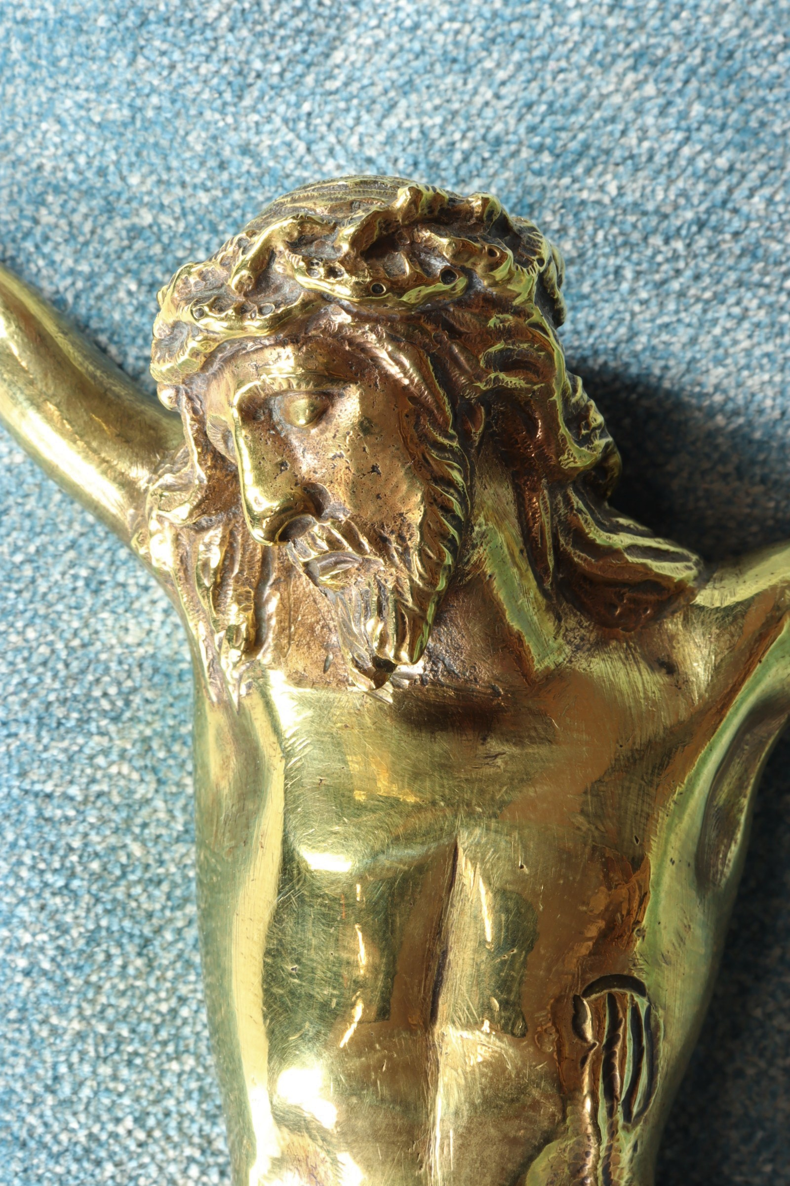 Cristo bronce macizo. Con ménsula. S.XX (t)