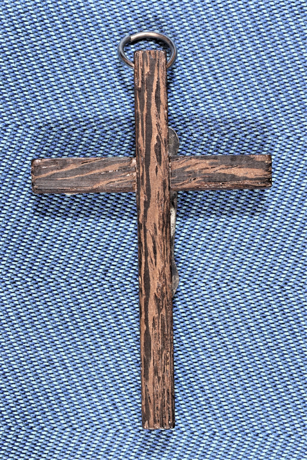 Crucifijo metal y madera.