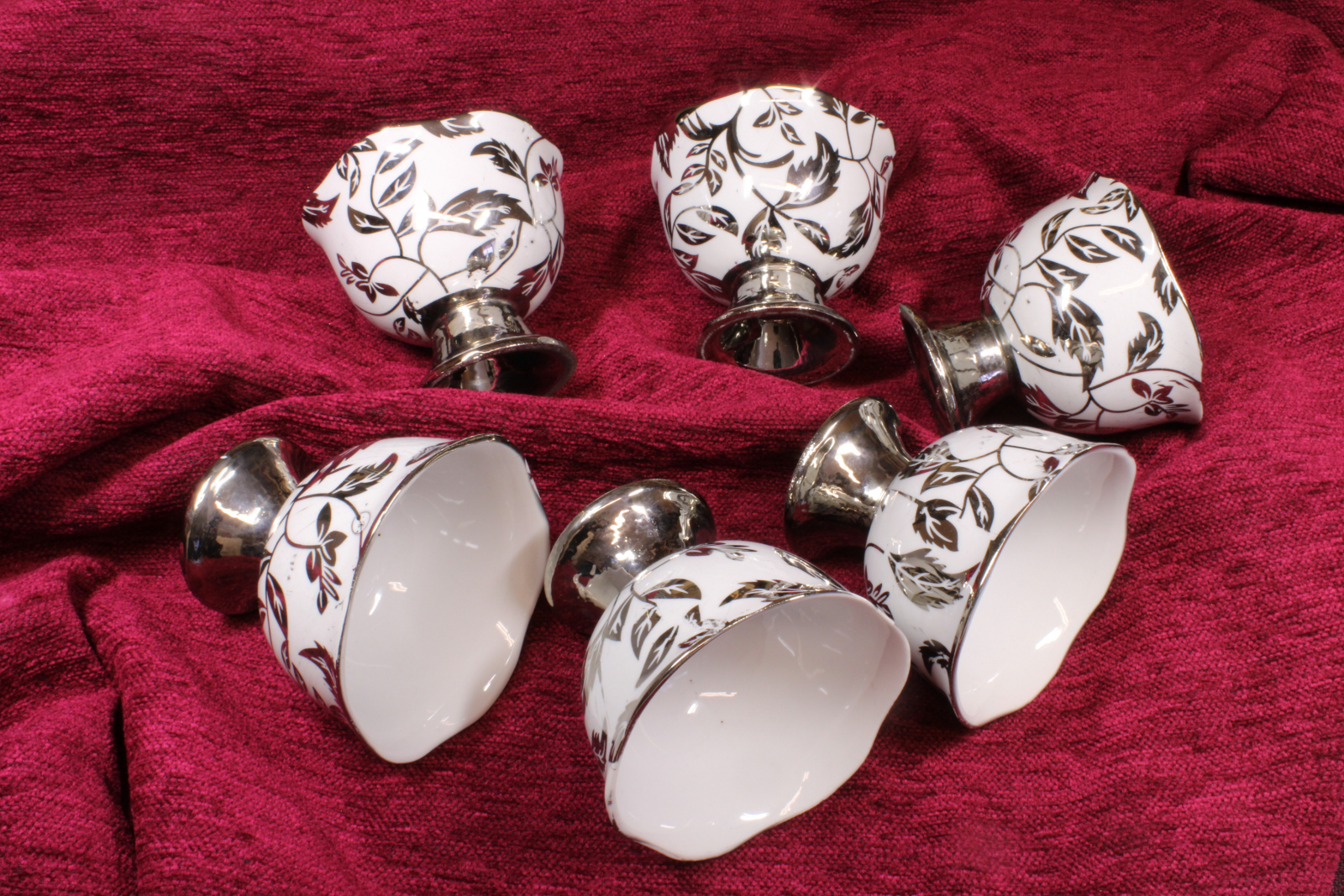 Conjunto seis copas de porcelana plateadas.