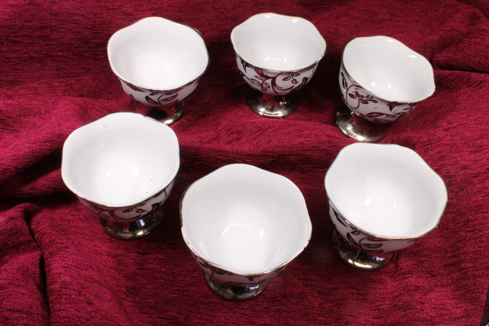 Conjunto seis copas de porcelana plateadas.