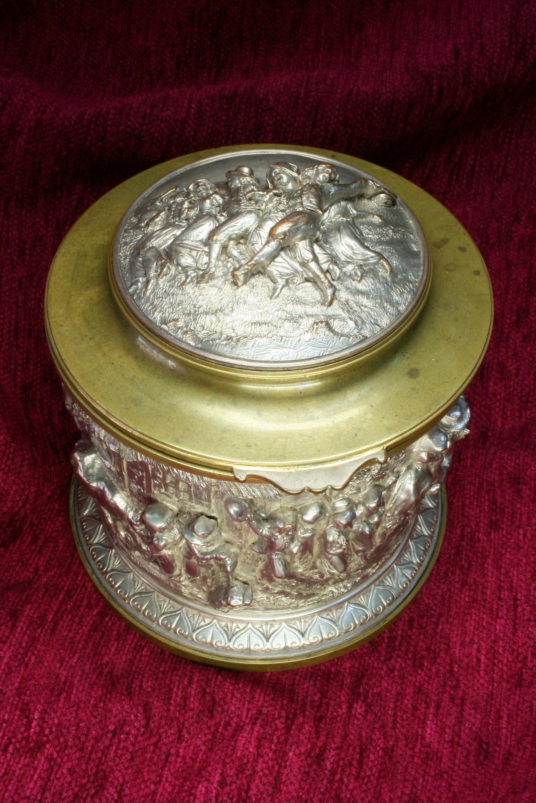 Antiques of round box or cigar box high relief l oudry et cia editeur pres