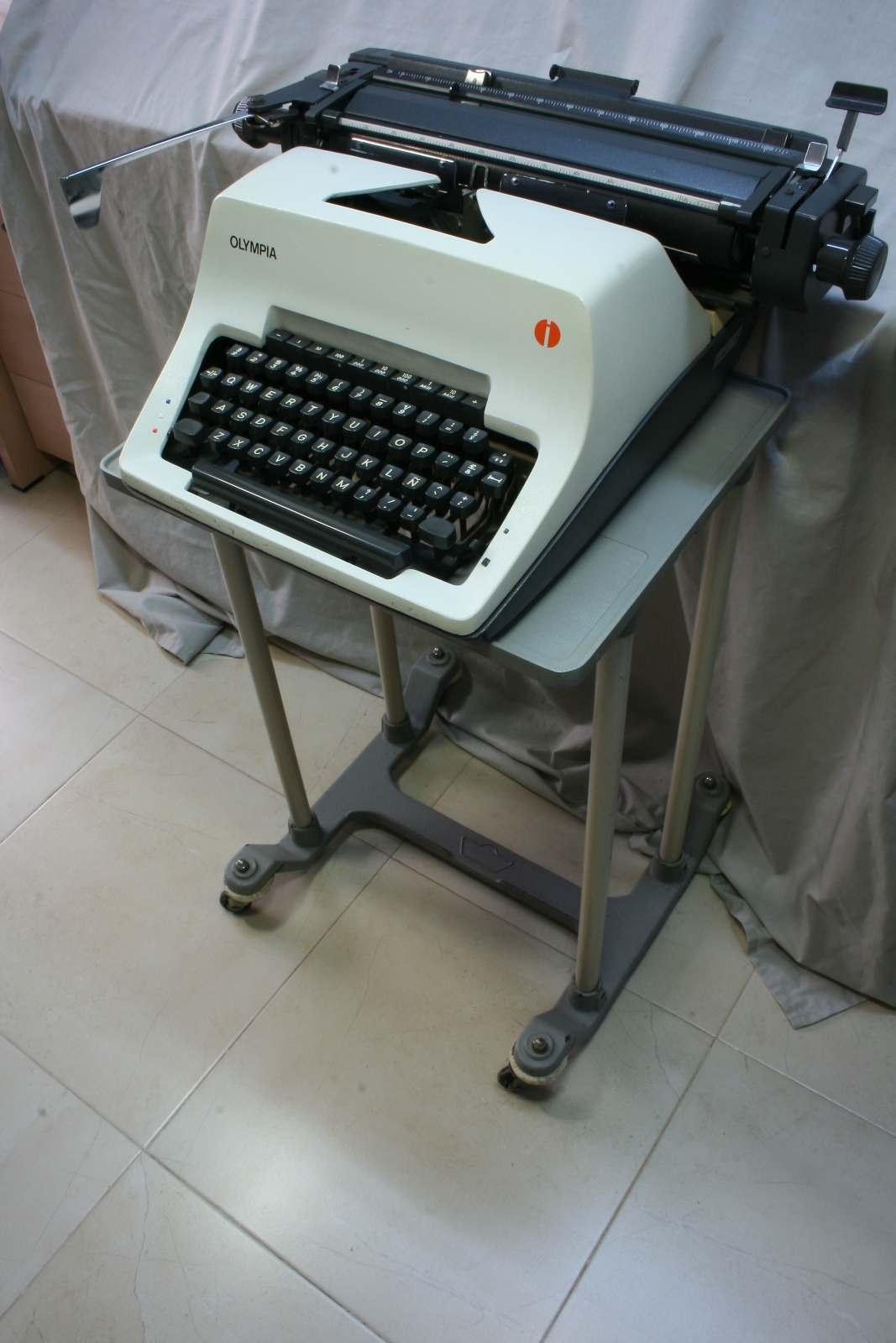 Máquina de escribir Olympia. AEG. Involca