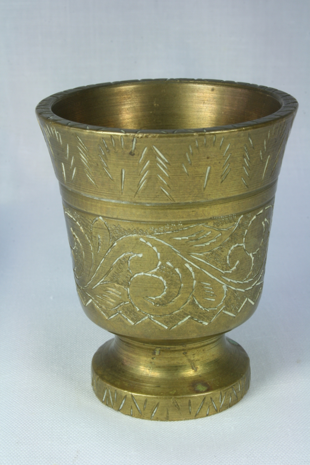 Vaso de Latón tallado. Recipiente tallado. Elemento decorativo.