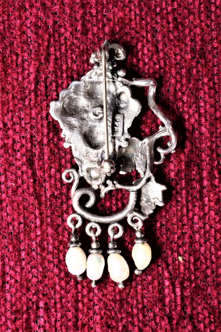 BROCHE DE PLATA. MODERNISTA CON PERLAS. S.XX (t)