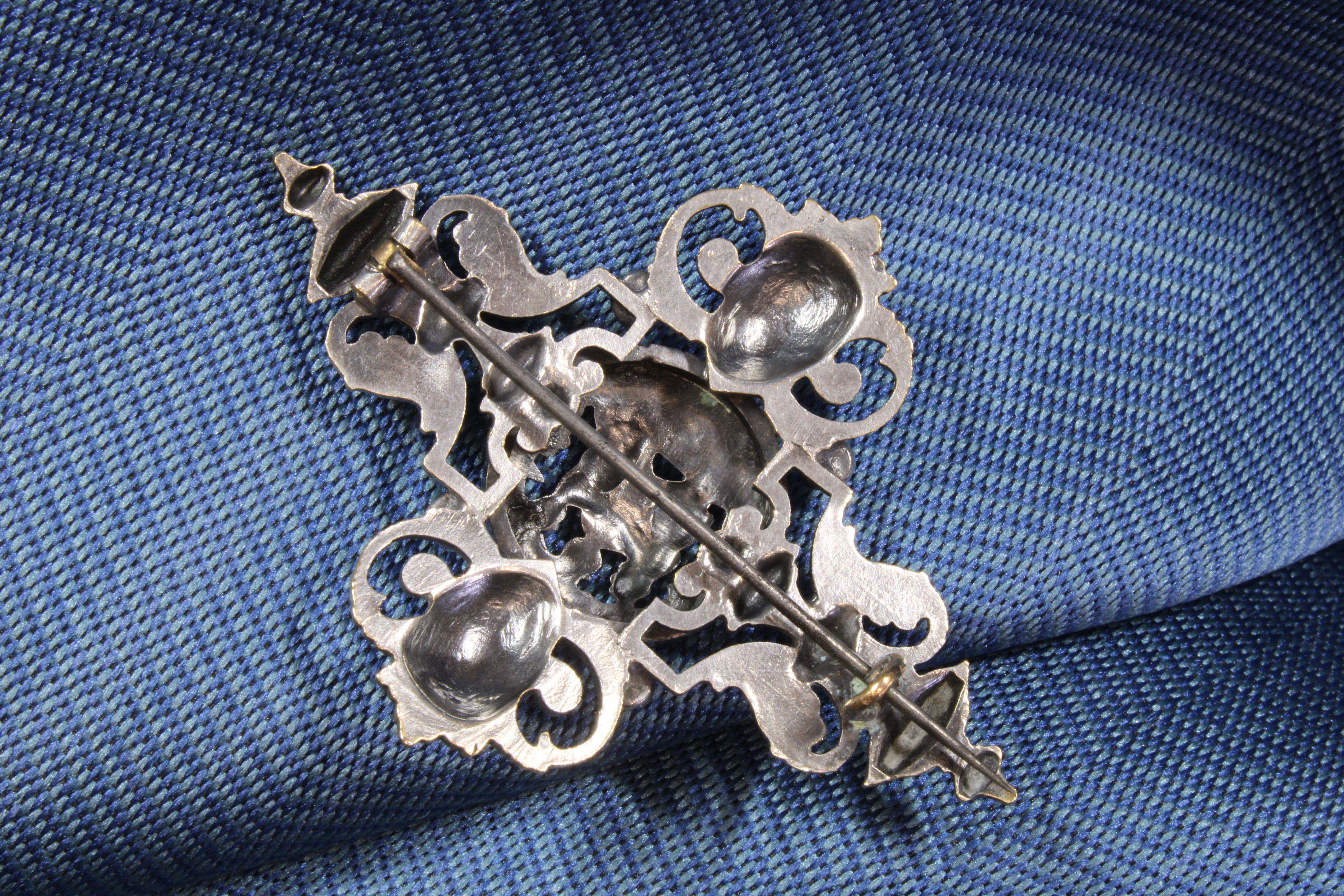 BROCHE MODERNISTA. SXIX