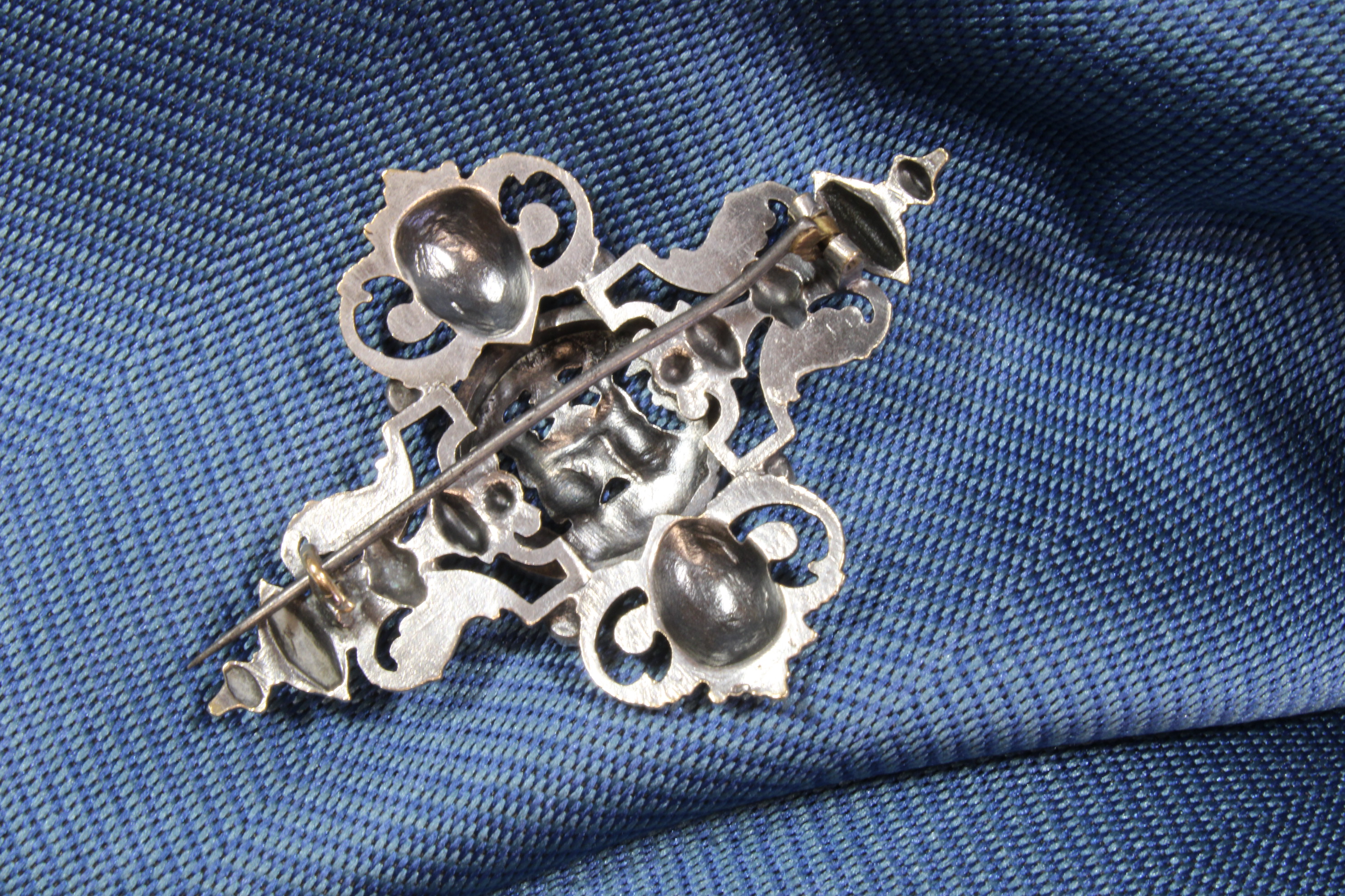 BROCHE MODERNISTA. SXIX