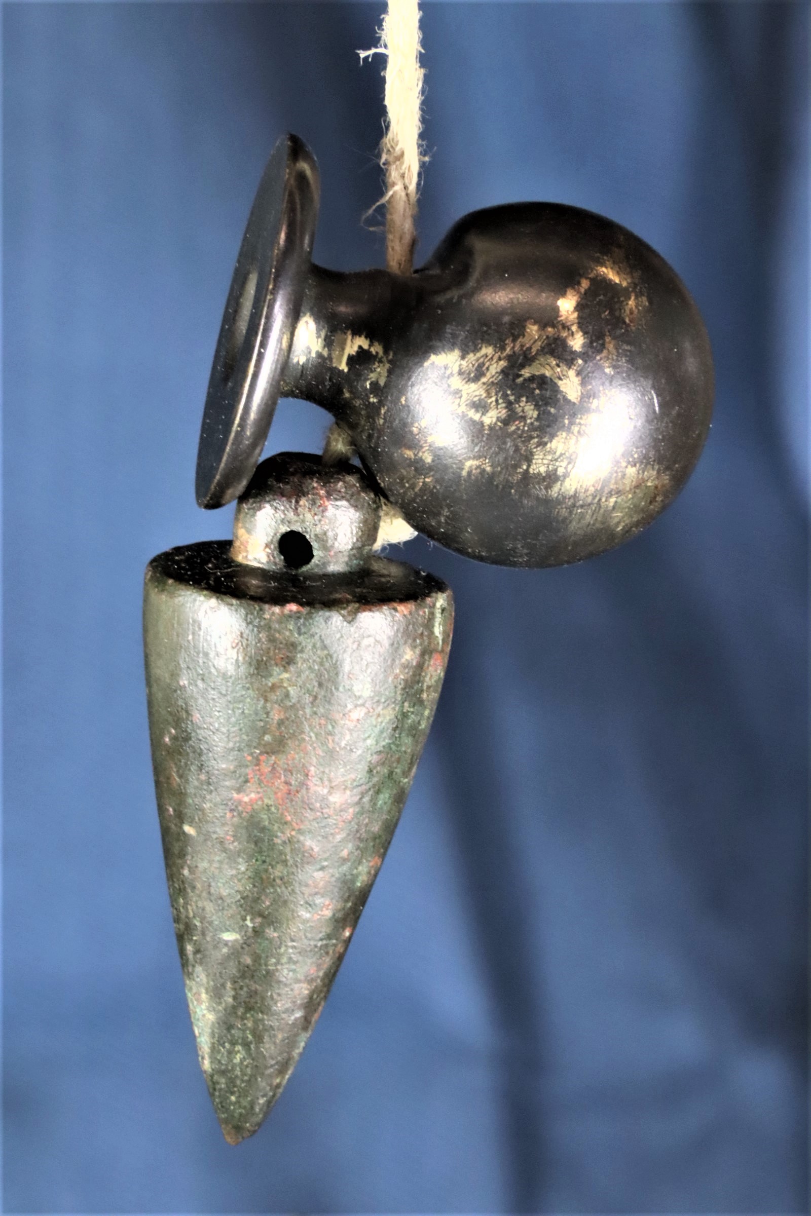 Antiques of bronze perico plumb bob precious patina thth c