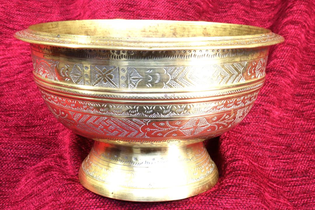 Antiques of indo persian bronze vessel hand cincelled