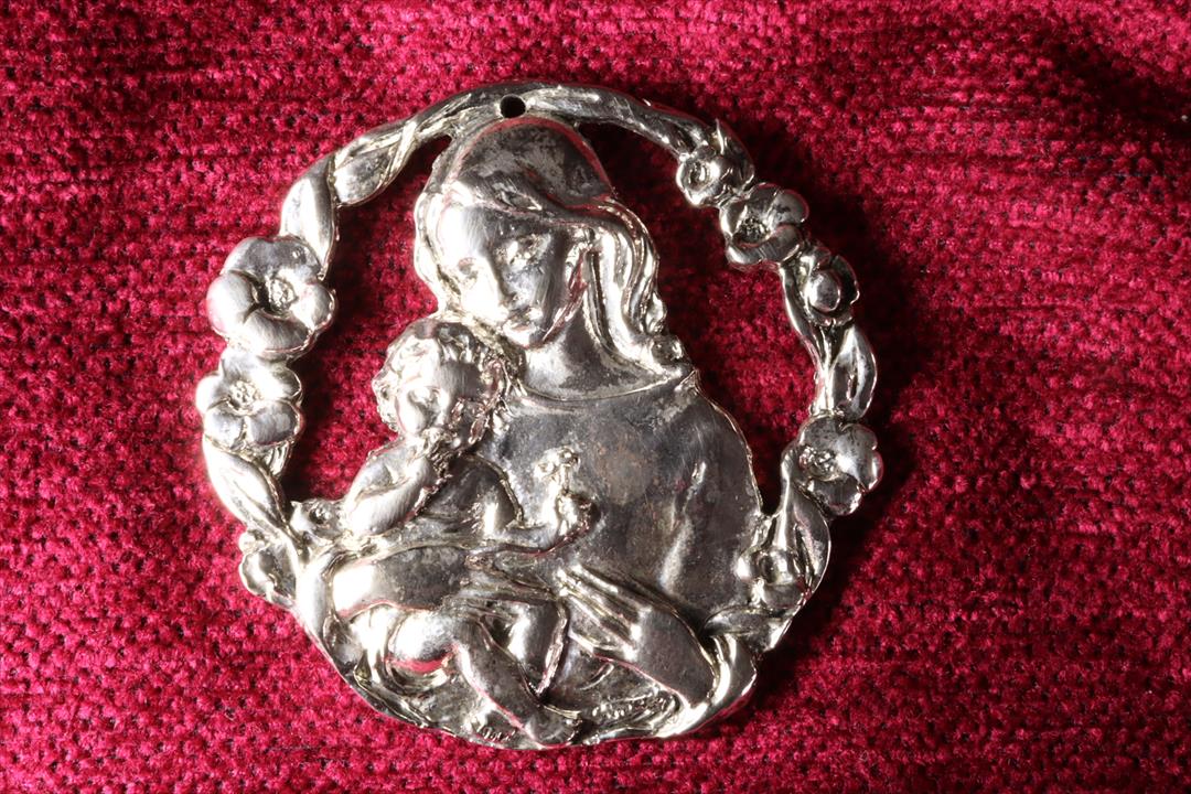 Antiques of medallion virgin mary with child italy