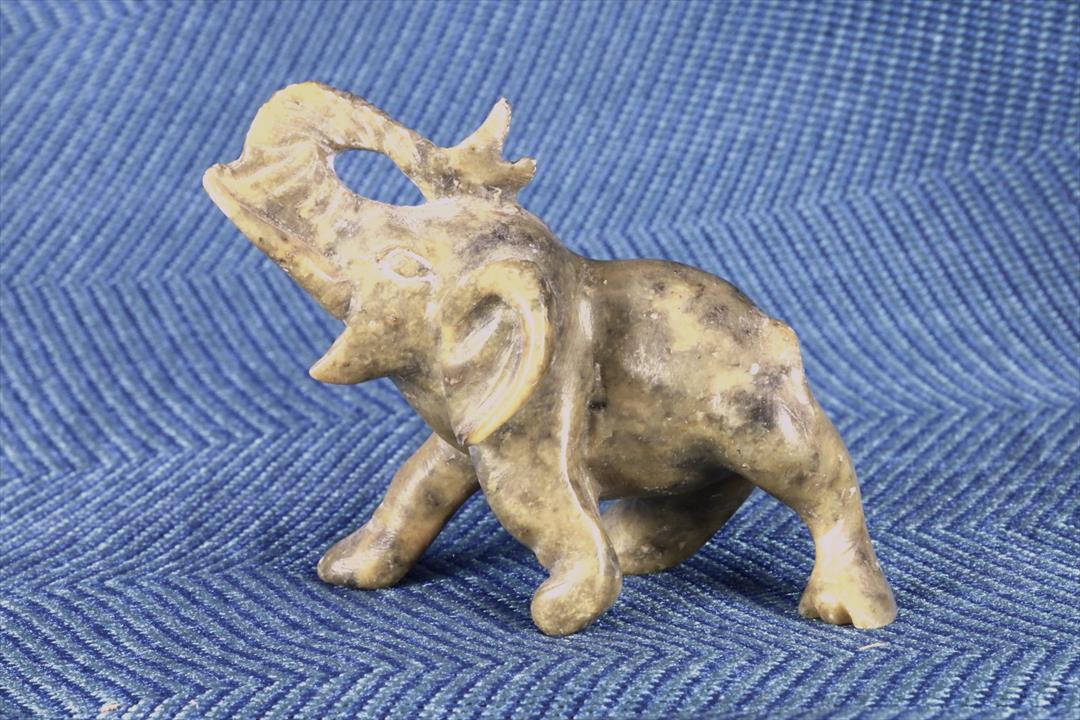 Antiques of miniature elephant figure hard stone trump up