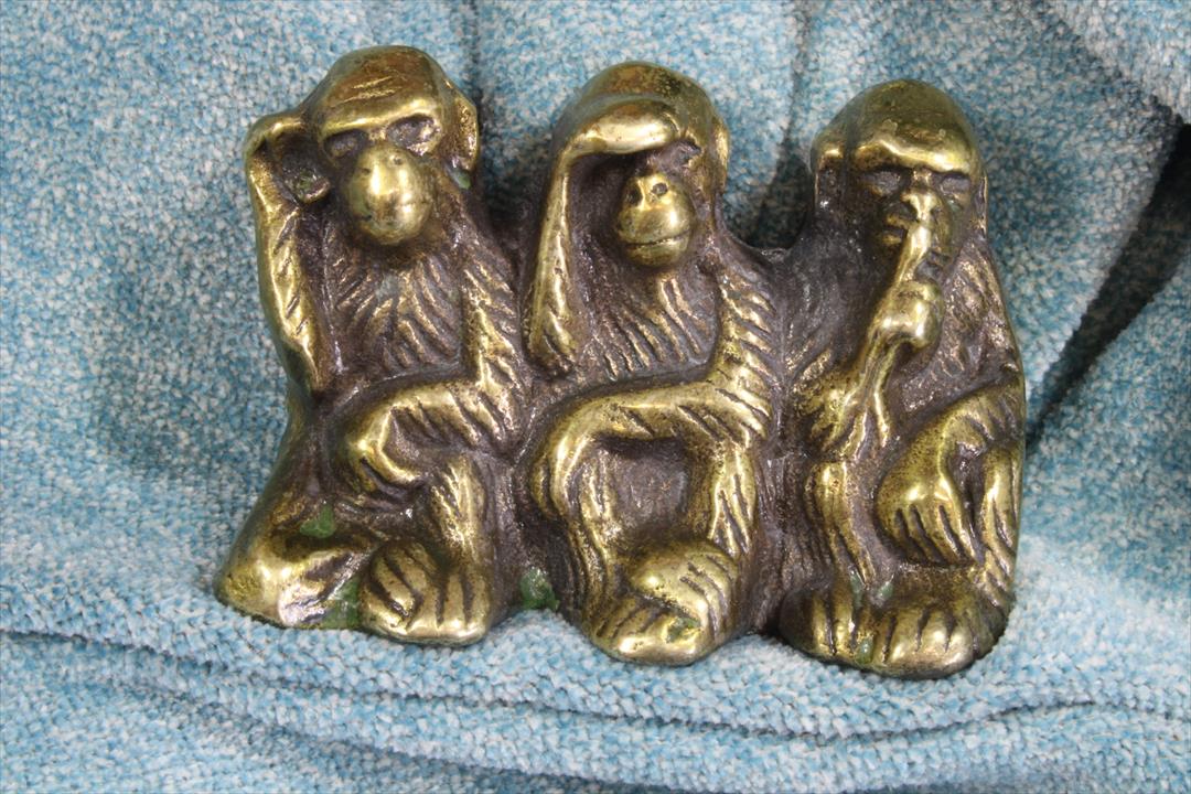 Antiques of sculpture three wise monkeys hear see and be silent huecos weird