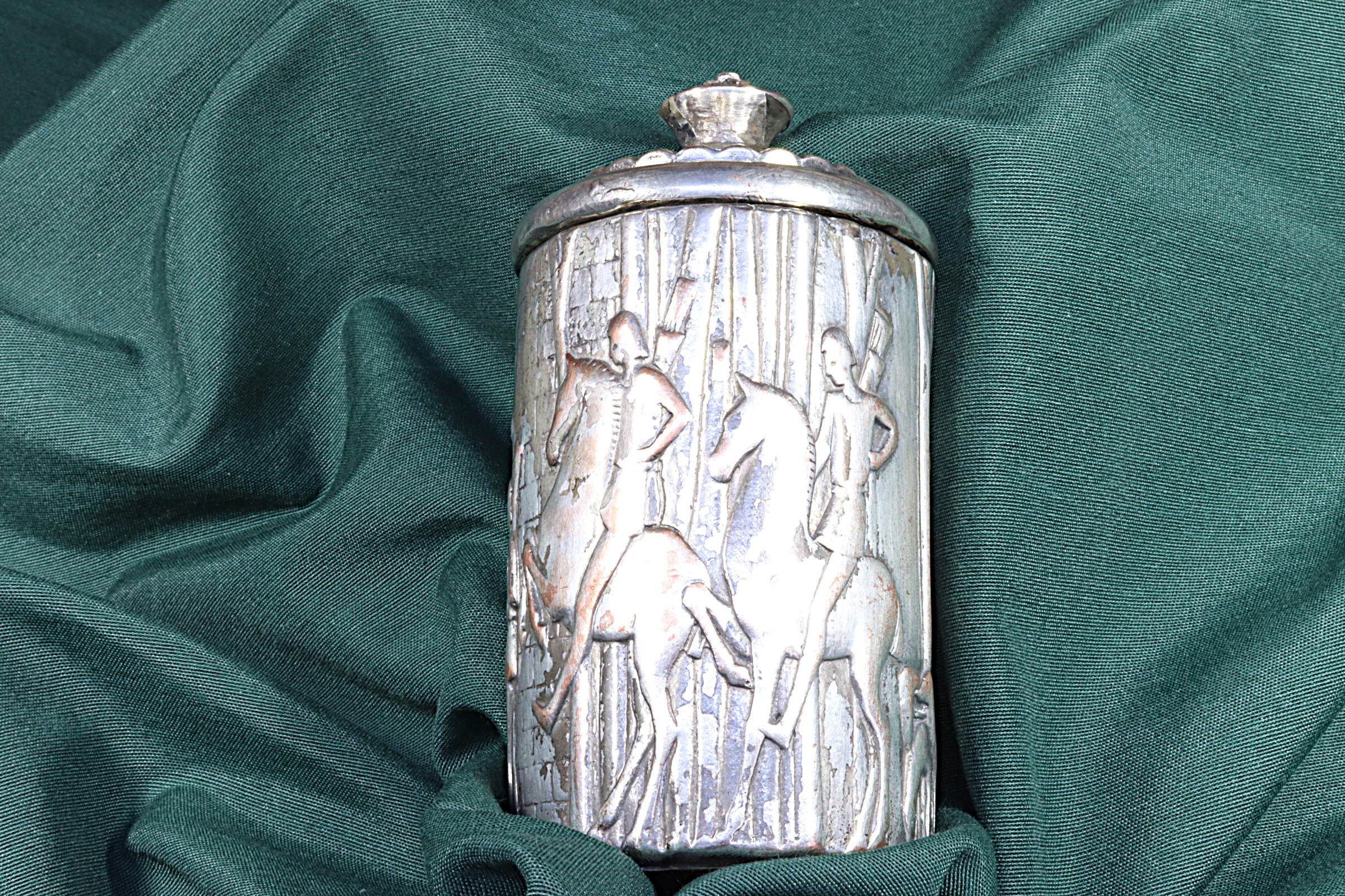 Antiques of resin pot box plated