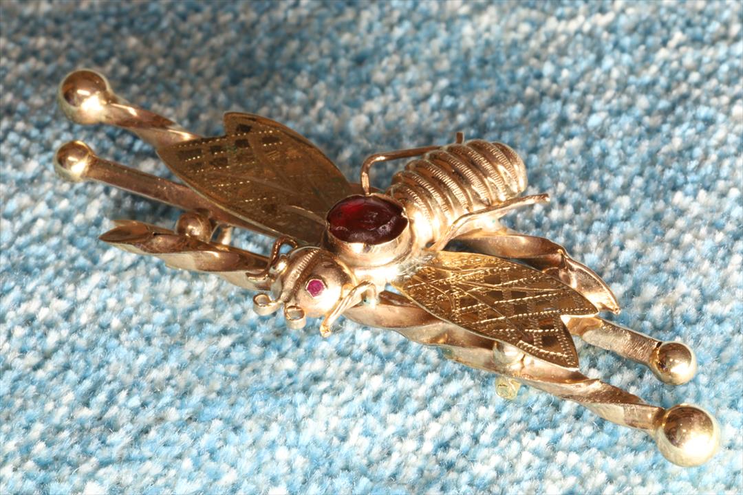 BROCHE ABEJA DE ORO BAJO. VINTAGE. PIEDRA ROJA. (t) 