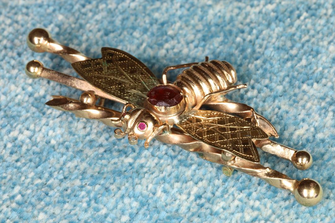 BROCHE ABEJA DE ORO BAJO. VINTAGE. PIEDRA ROJA. (t) 