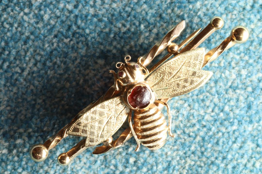 BROCHE ABEJA DE ORO BAJO. VINTAGE. PIEDRA ROJA. (t) 