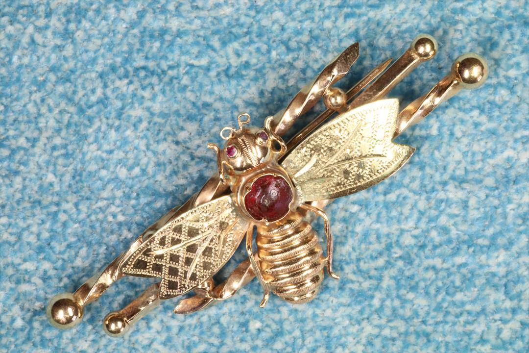 Antiguedades de broche abeja de oro bajo vintage piedra roja