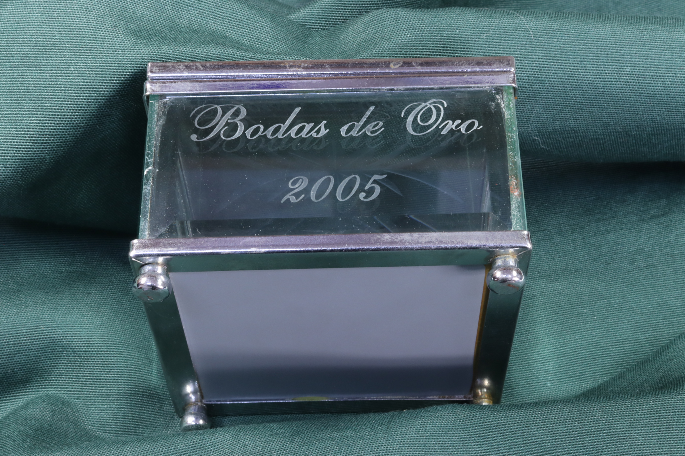 CAJA CUADRADA CRISTAL. BODAS DE ORO. 2005