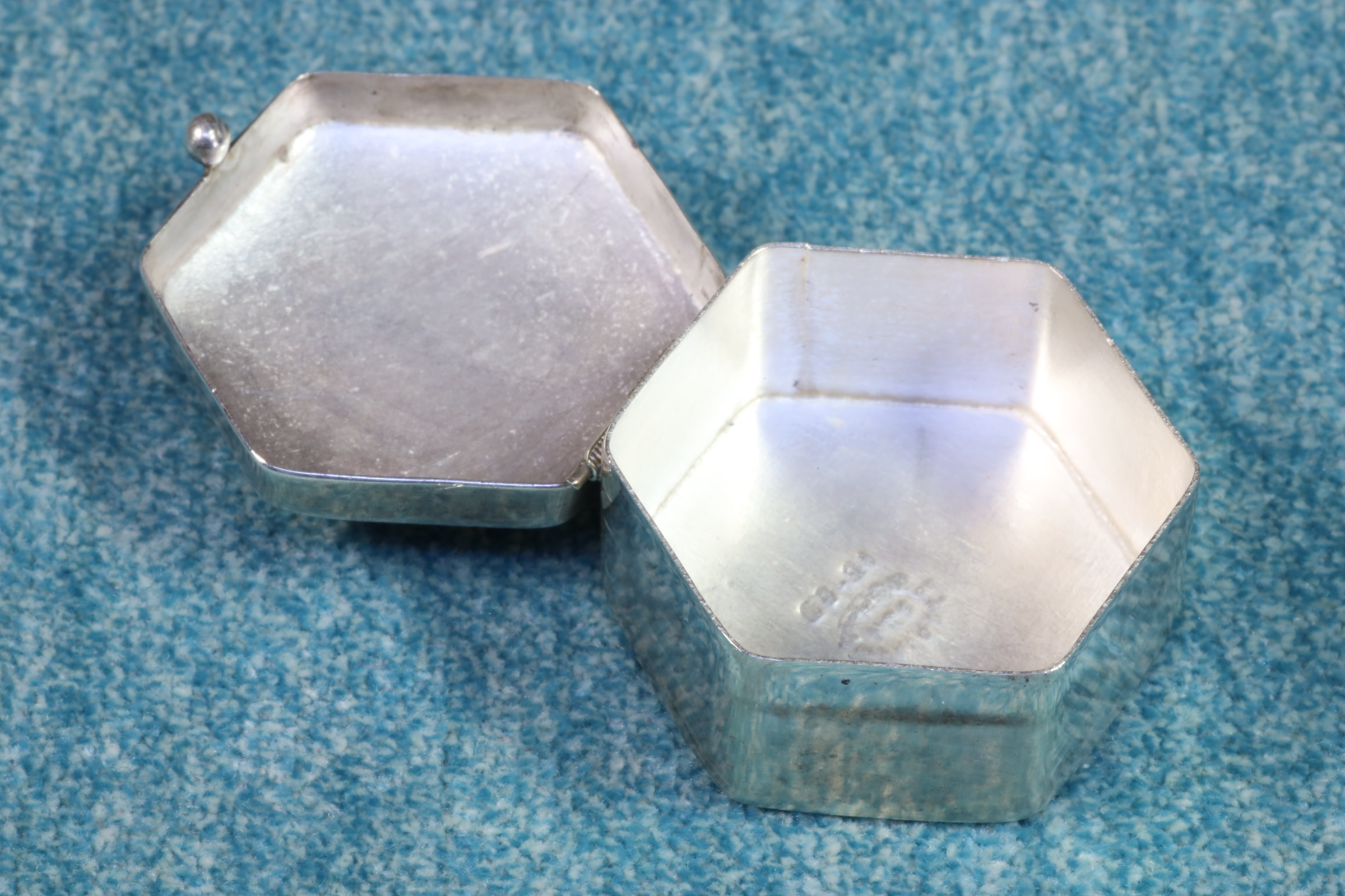 CAJA PASTILLERO HEXAGONAL. PIEDRA MARRÓN. PLATA. 