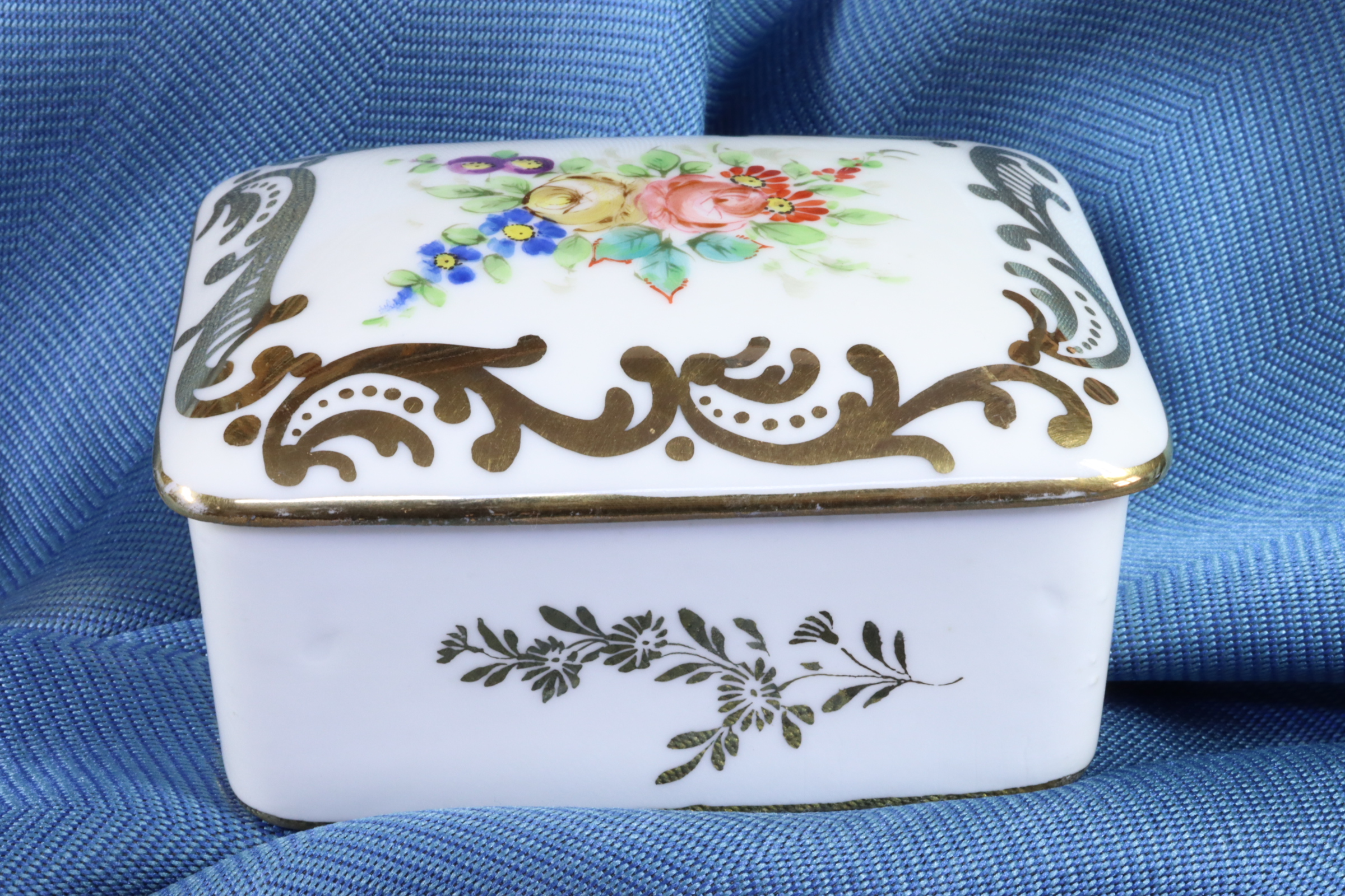 CAJA RECTANGULAR DE PORCELANA FRANCESA. PORCELAINE DE PARÍS. FRANCIA. 