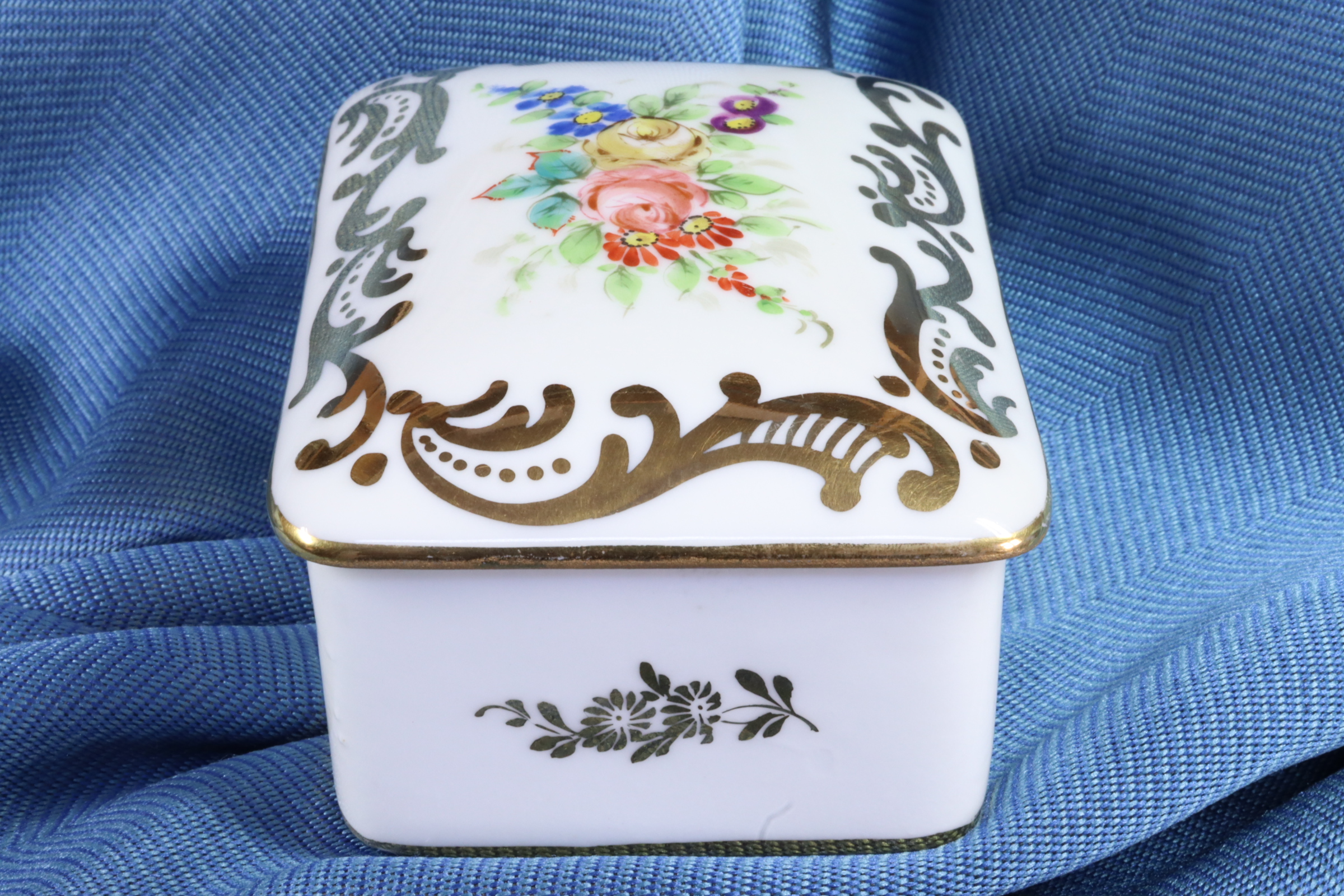 CAJA RECTANGULAR DE PORCELANA FRANCESA. PORCELAINE DE PARÍS. FRANCIA. 