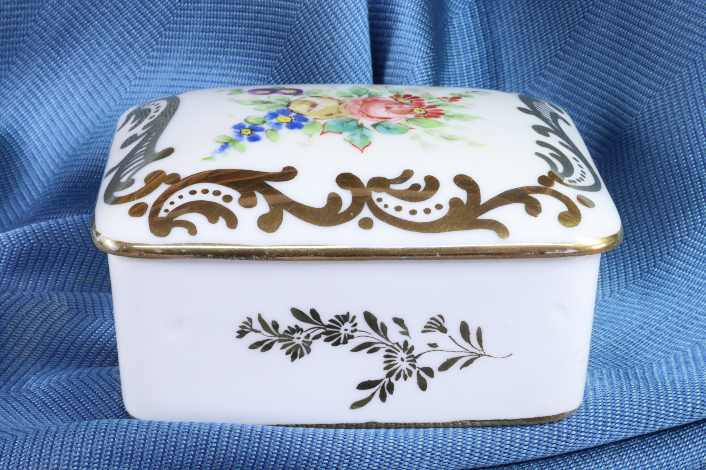 CAJA RECTANGULAR DE PORCELANA FRANCESA. PORCELAINE DE PARÍS. FRANCIA. 