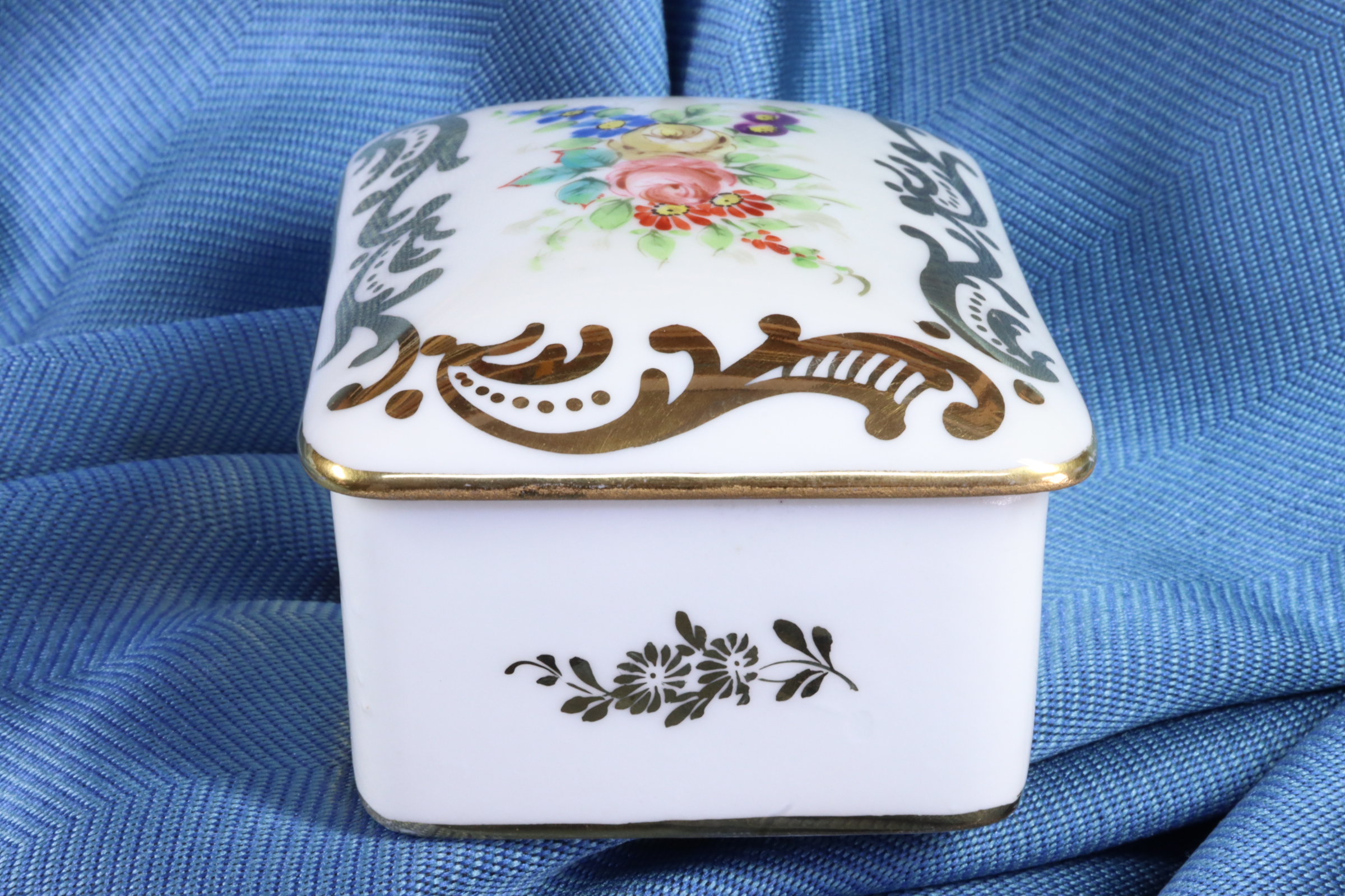 CAJA RECTANGULAR DE PORCELANA FRANCESA. PORCELAINE DE PARÍS. FRANCIA. 