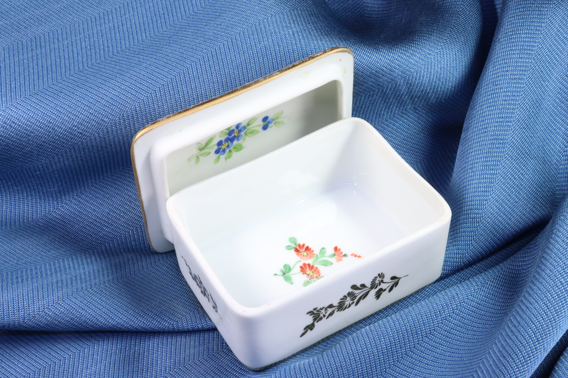 CAJA RECTANGULAR DE PORCELANA FRANCESA. PORCELAINE DE PARÍS. FRANCIA. 