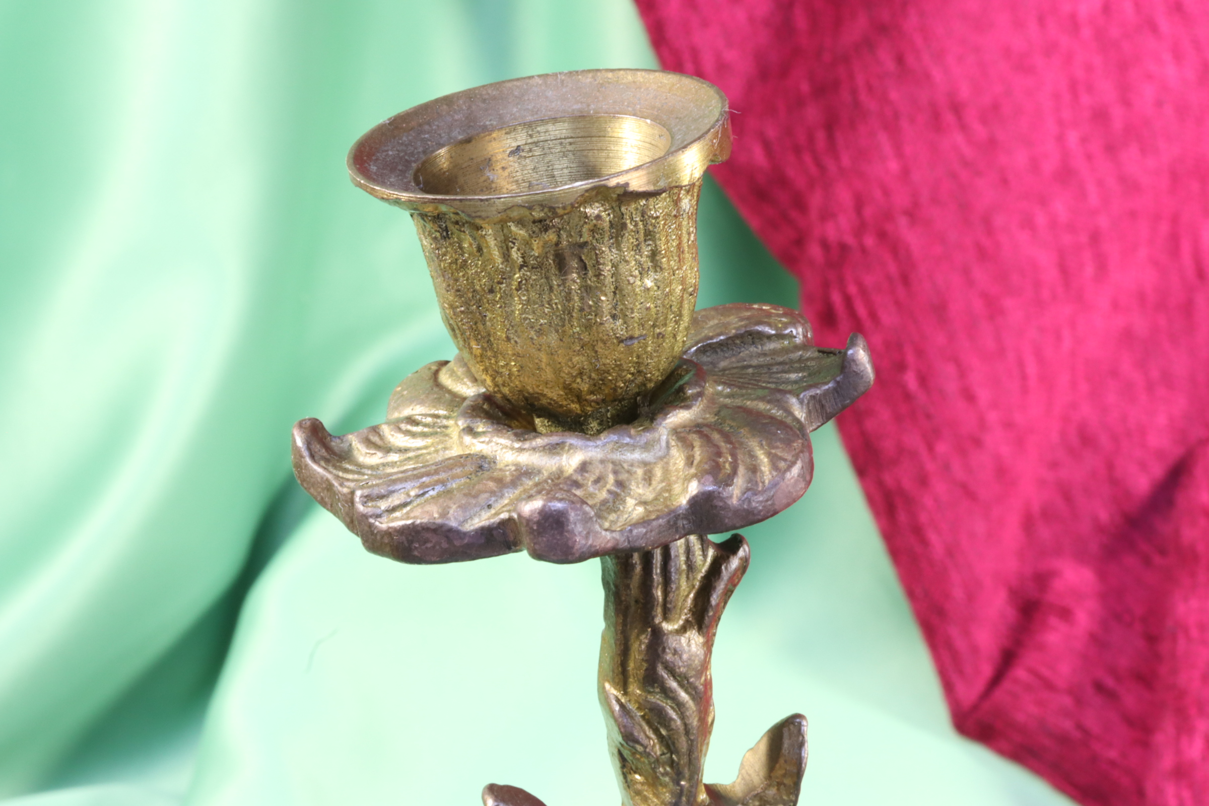 CANDELABRO DE BRONCE. MOTIVOS FLORALES. S.XX.