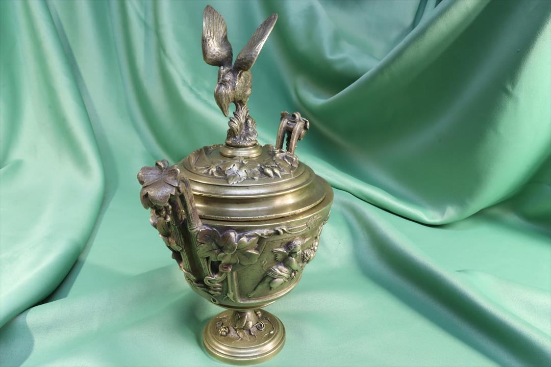 Antiguedades de copa modernista de bronce con tapadera