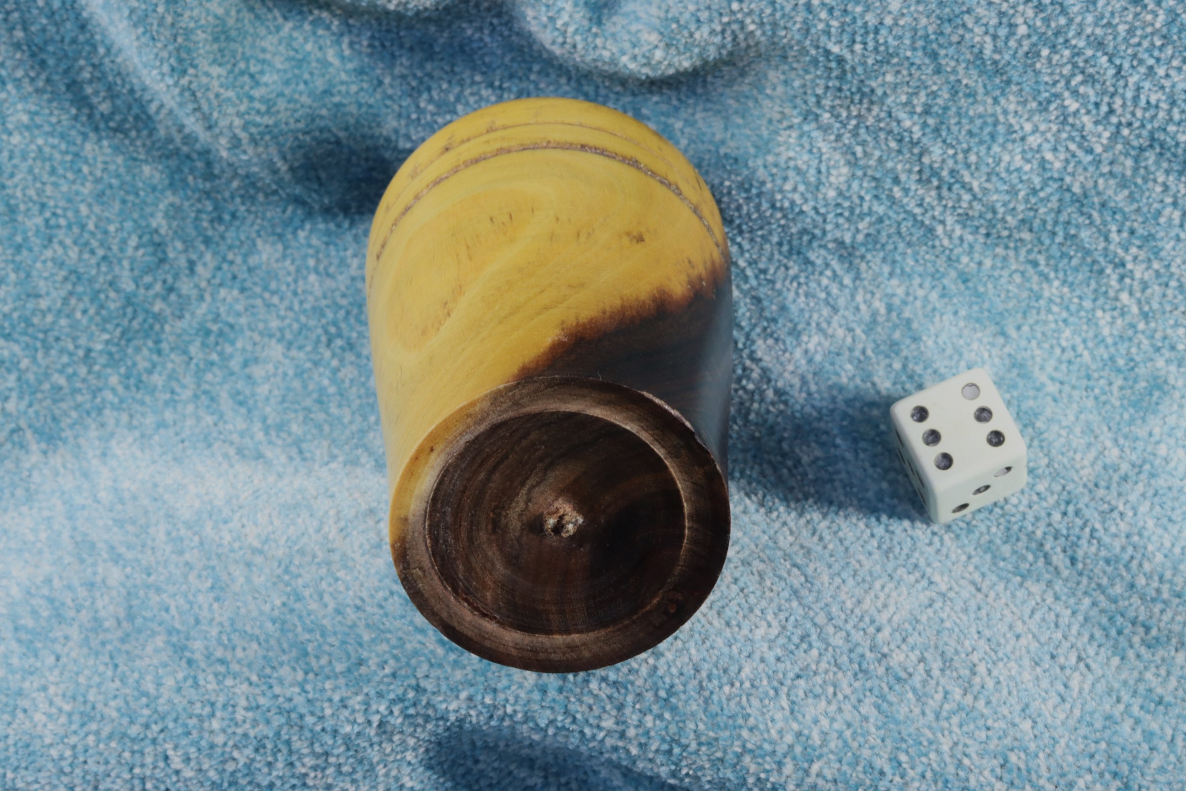 CUBILETE PEQUEÑO DE MADERA, CON DADO. 