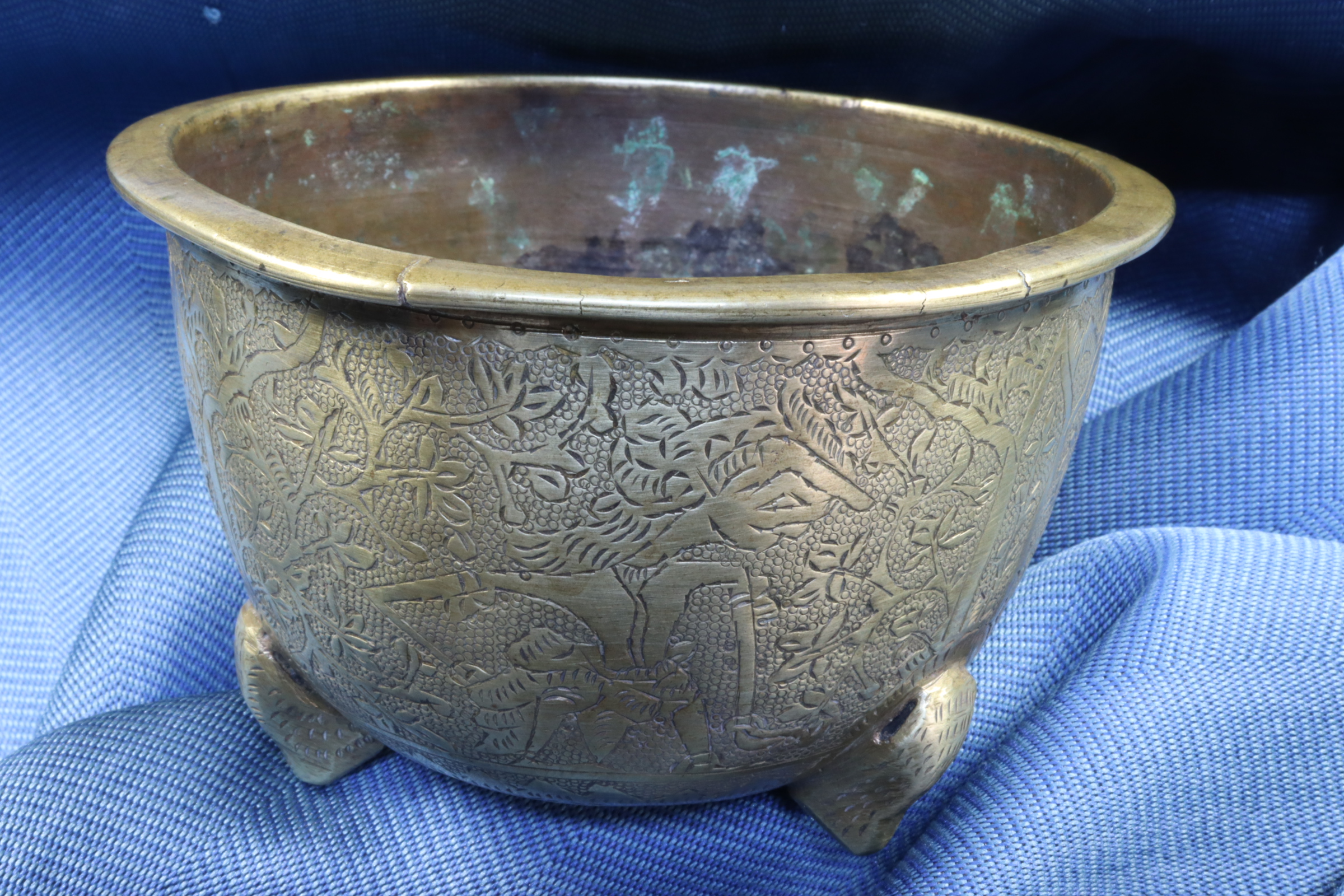 Antiques of bronze bowl bowl chiseled one piece central asia