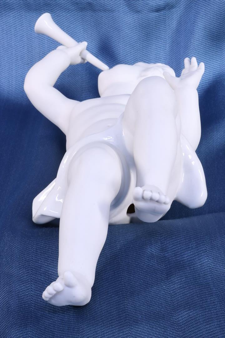 ESCULTURA BISCUIT. NIÑO SENTADO CON TROMPETA. (t)