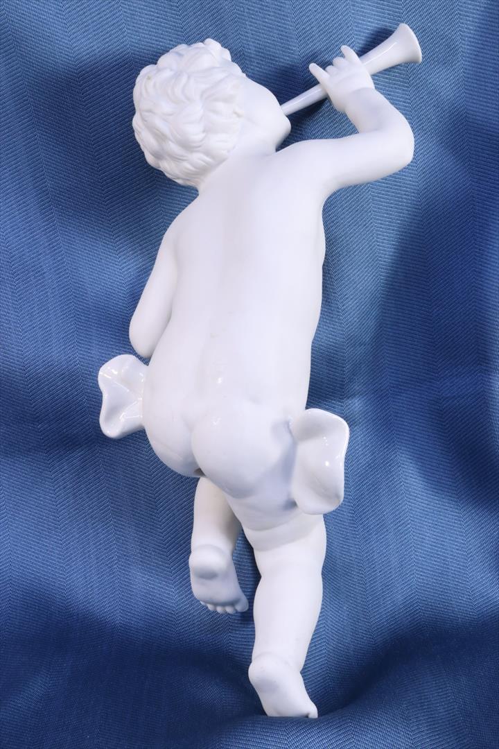 ESCULTURA BISCUIT. NIÑO SENTADO CON TROMPETA. (t)