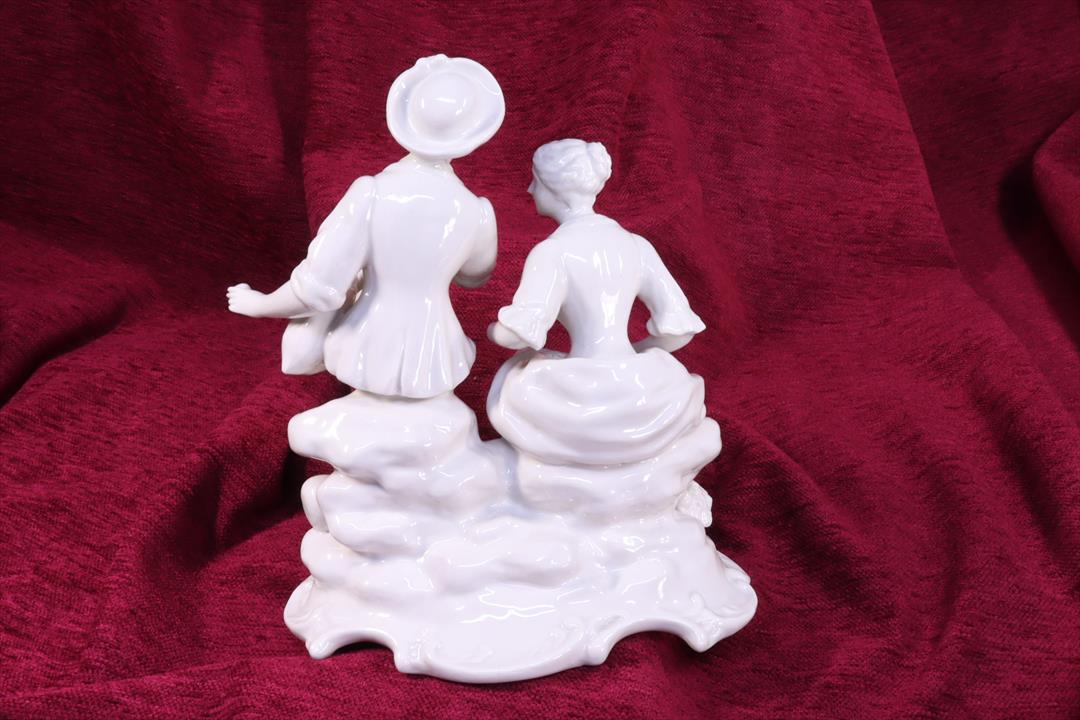 ESCULTURA PORCELANA. PAREJA DE CAMPESINOS. (t)