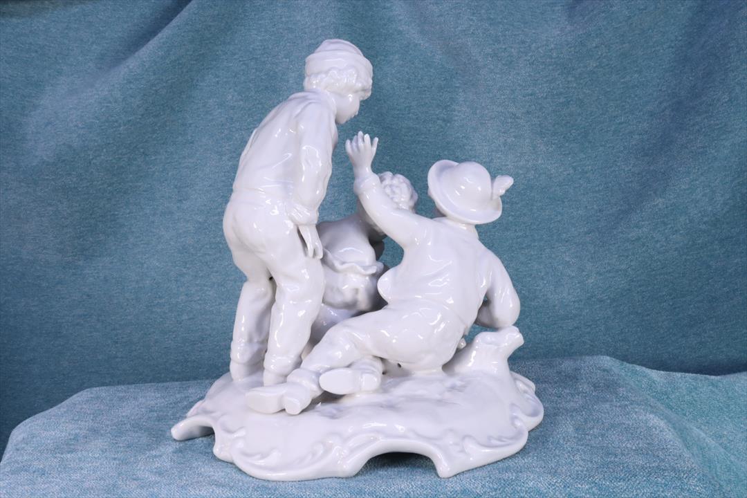 ESCULTURA PORCELANA. TRES NIÑOS CON PÁJAROS. (t)