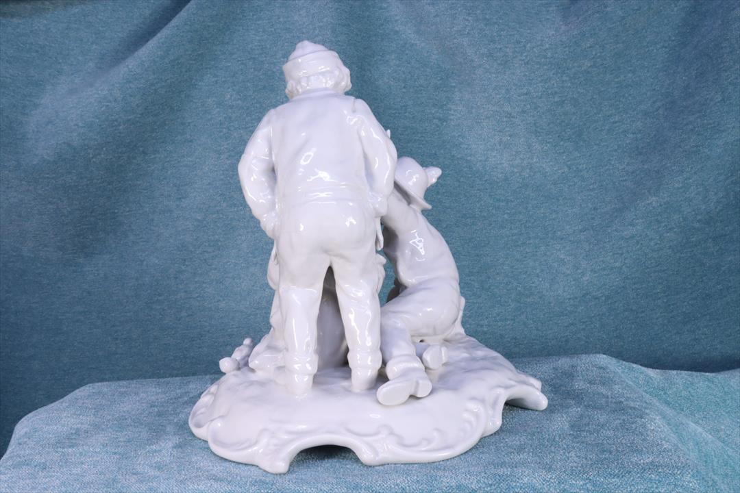 ESCULTURA PORCELANA. TRES NIÑOS CON PÁJAROS. (t)