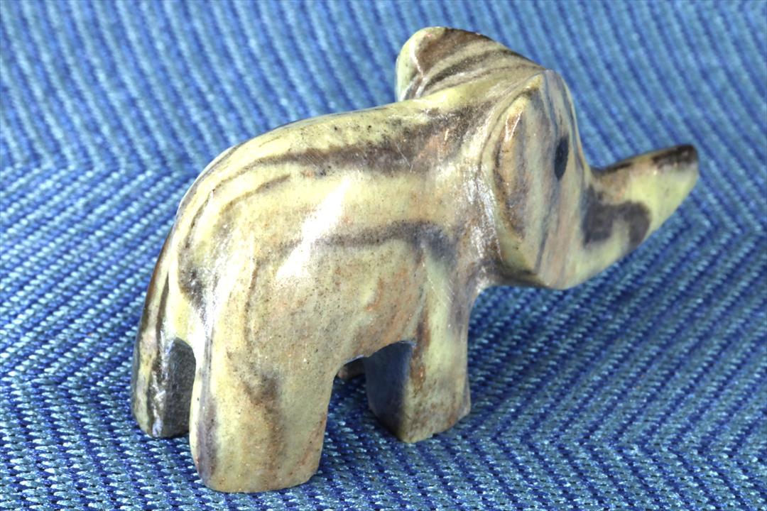 FIGURA ELEFANTE MINIATURA. PIEDRA VERDE VETEADA. (t)