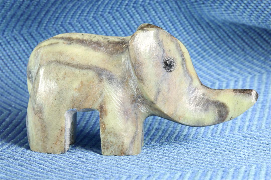 FIGURA ELEFANTE MINIATURA. PIEDRA VERDE VETEADA. (t)