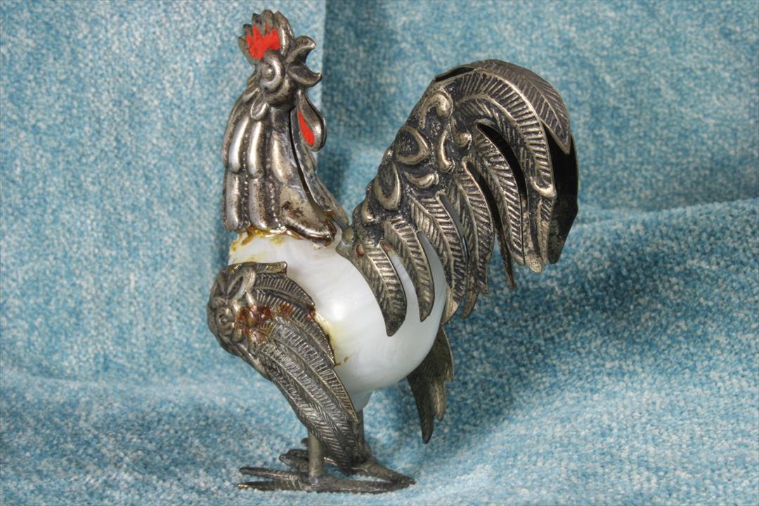 Antiguedades de figura gallo de laton y plastico 