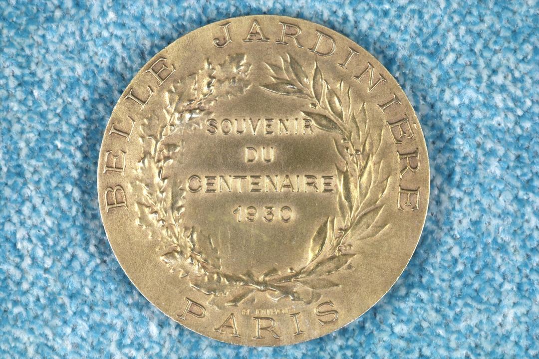 MEDALLA BELLE JARDINIERE. SOUVENIR. J.C. CHAPLAIN. FIRMADA. 1930 (t)