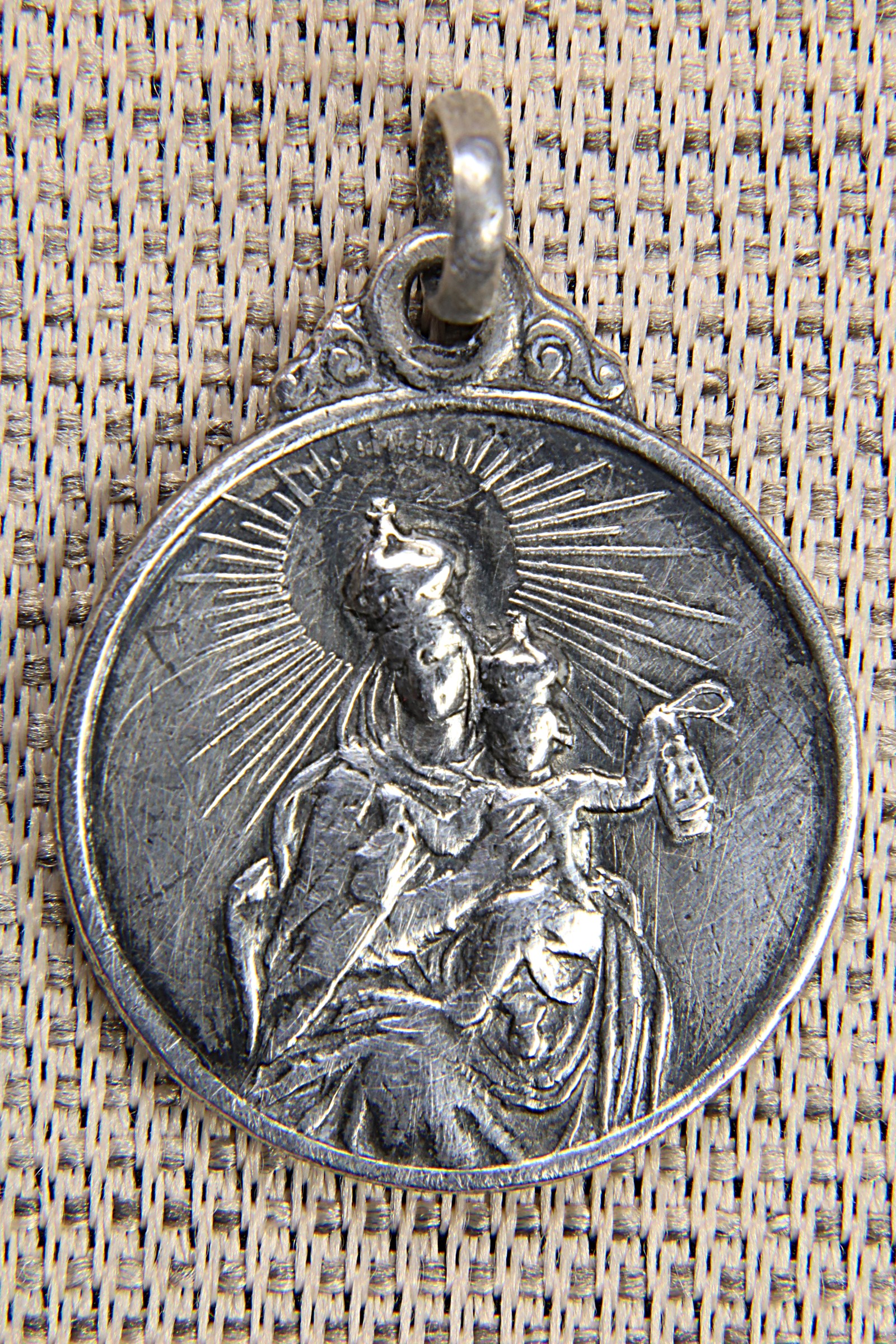 MEDALLA SAGRADO CORAZÓN. VIRGEN DEL CARMEN. PLATA. MODERNISTA.