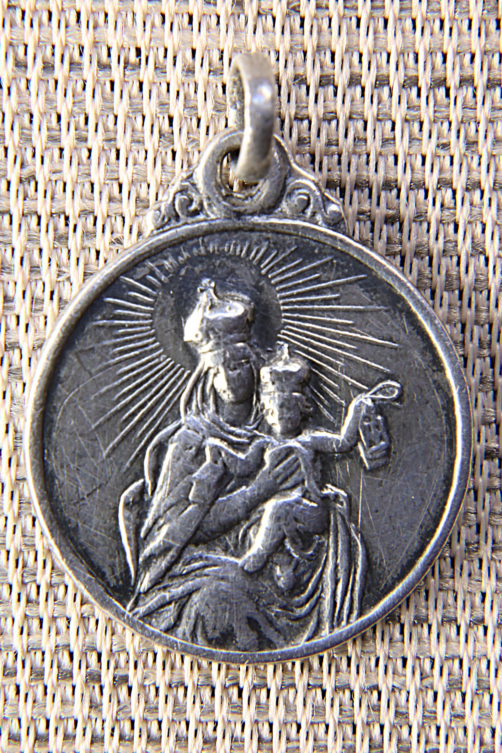 MEDALLA SAGRADO CORAZÓN. VIRGEN DEL CARMEN. PLATA. MODERNISTA.