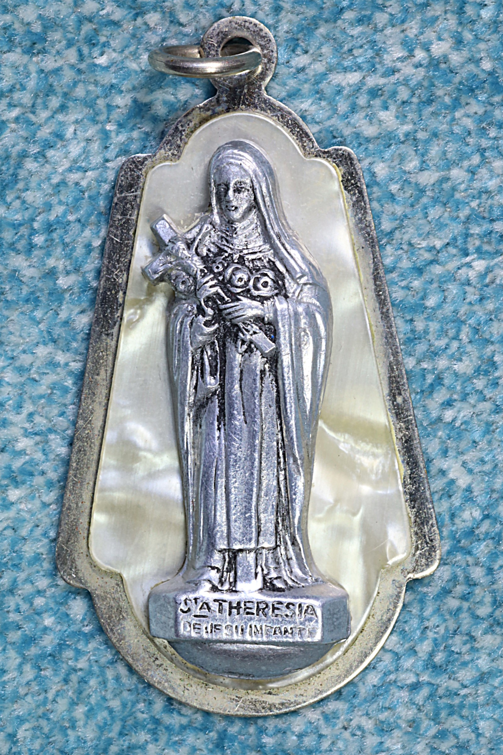 Antiques of medal saint teresita of the child jesus mother of pearl