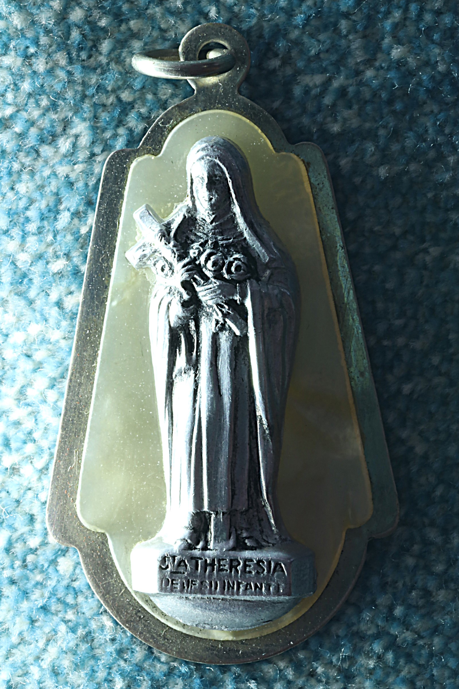 MEDALLA SANTA TERESITA DEL NIÑO JESÚS. NÁCAR. 