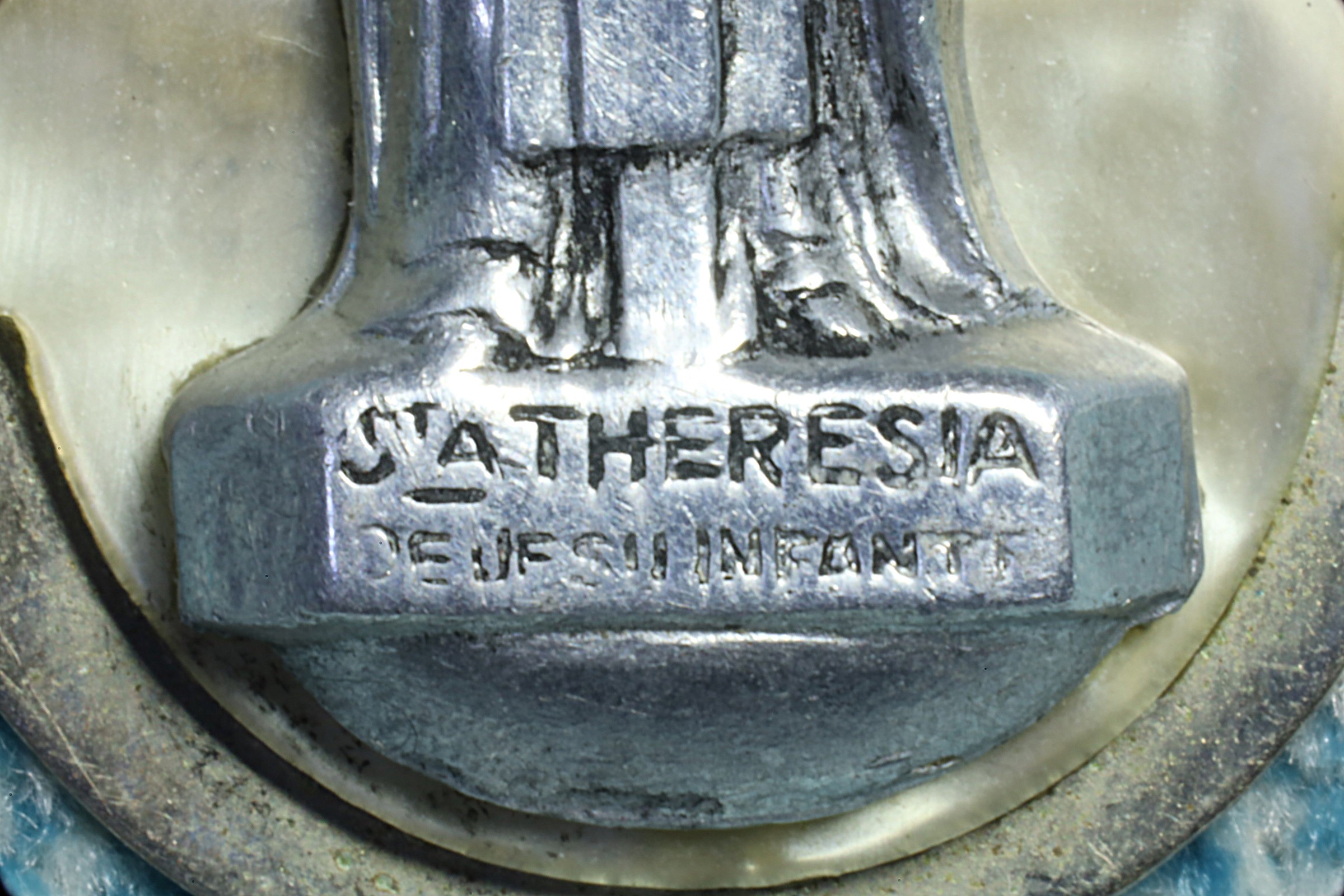 MEDALLA SANTA TERESITA DEL NIÑO JESÚS. NÁCAR. 