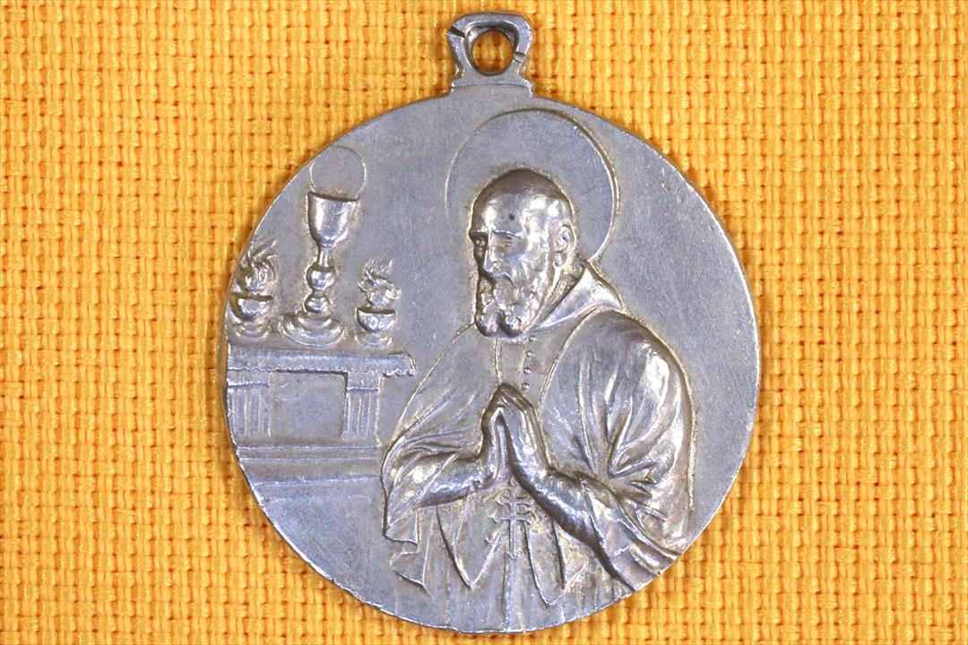 Antiguedades de medalla virgen perpetuo socorro y el papa gregorio magno