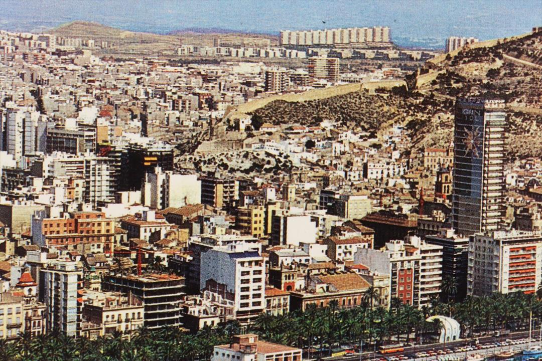 POSTAL ALICANTE VISTA GENERAL, PUERTO Y CASTILLO. A COLOR. 281 (t)