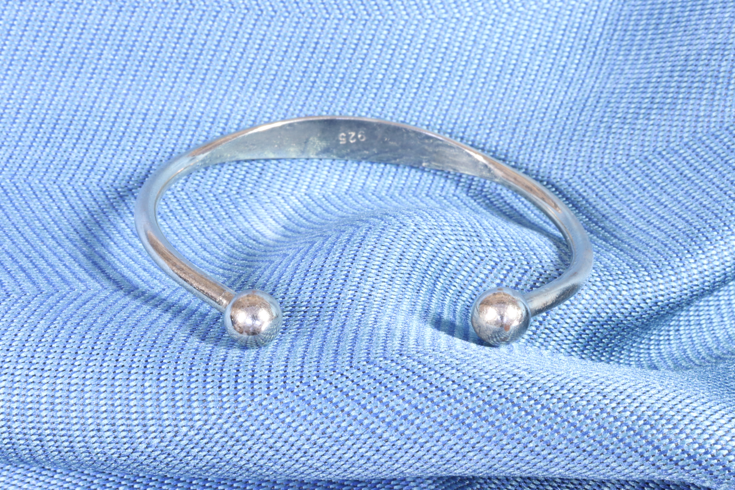 PULSERA DE PLATA. ABIERTA CON BOLAS.