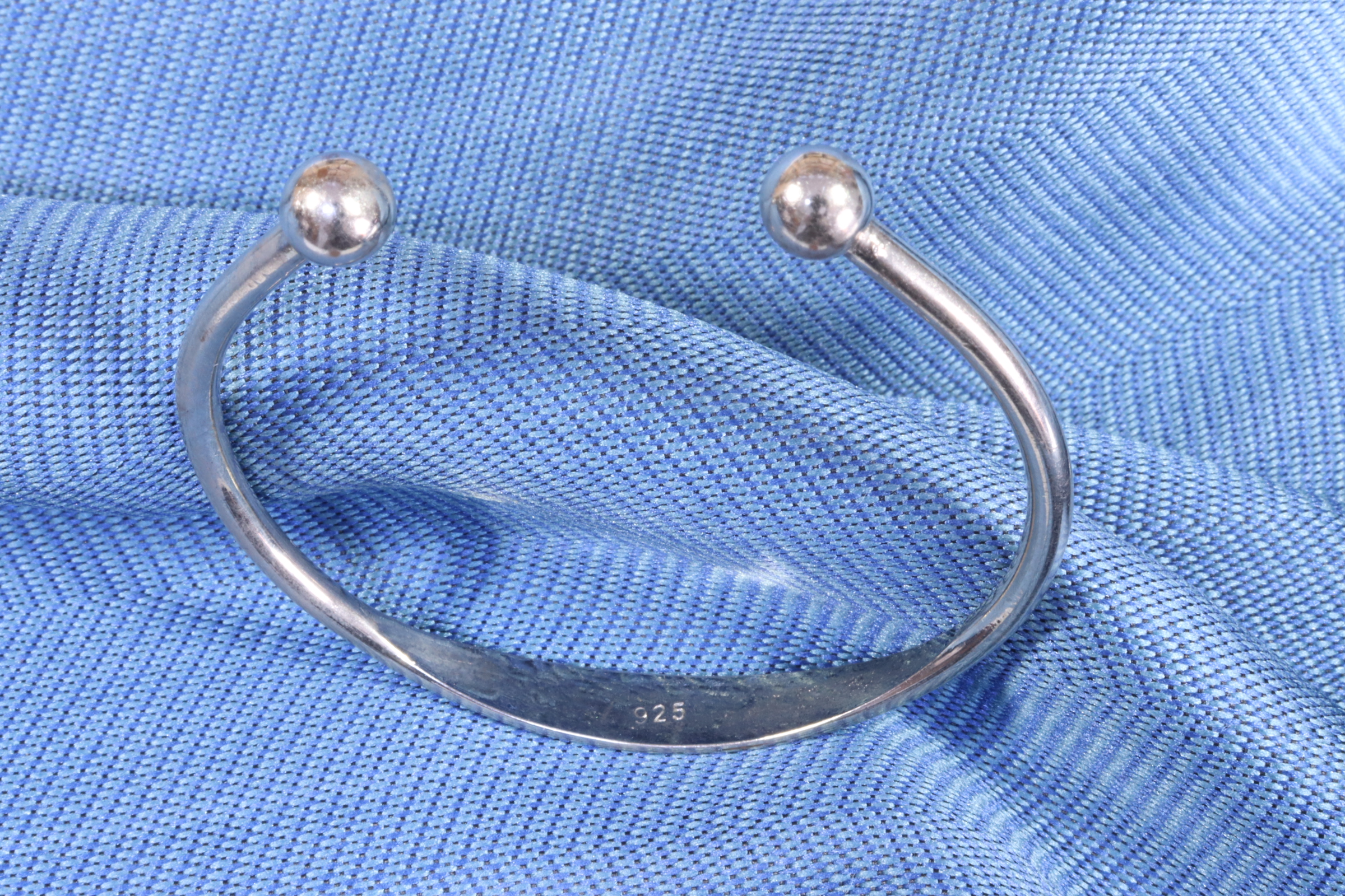 PULSERA DE PLATA. ABIERTA CON BOLAS.