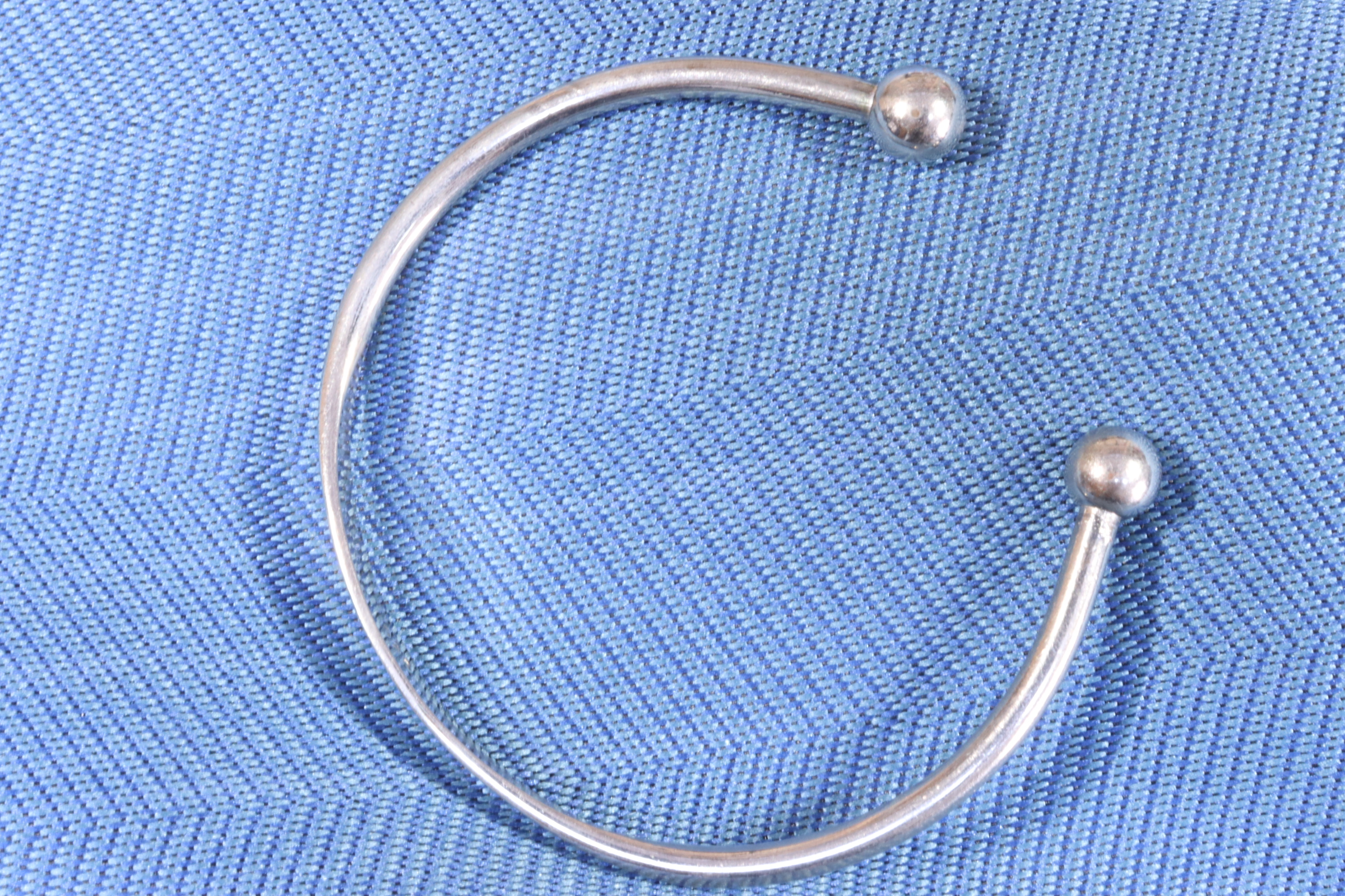 PULSERA DE PLATA. ABIERTA CON BOLAS.